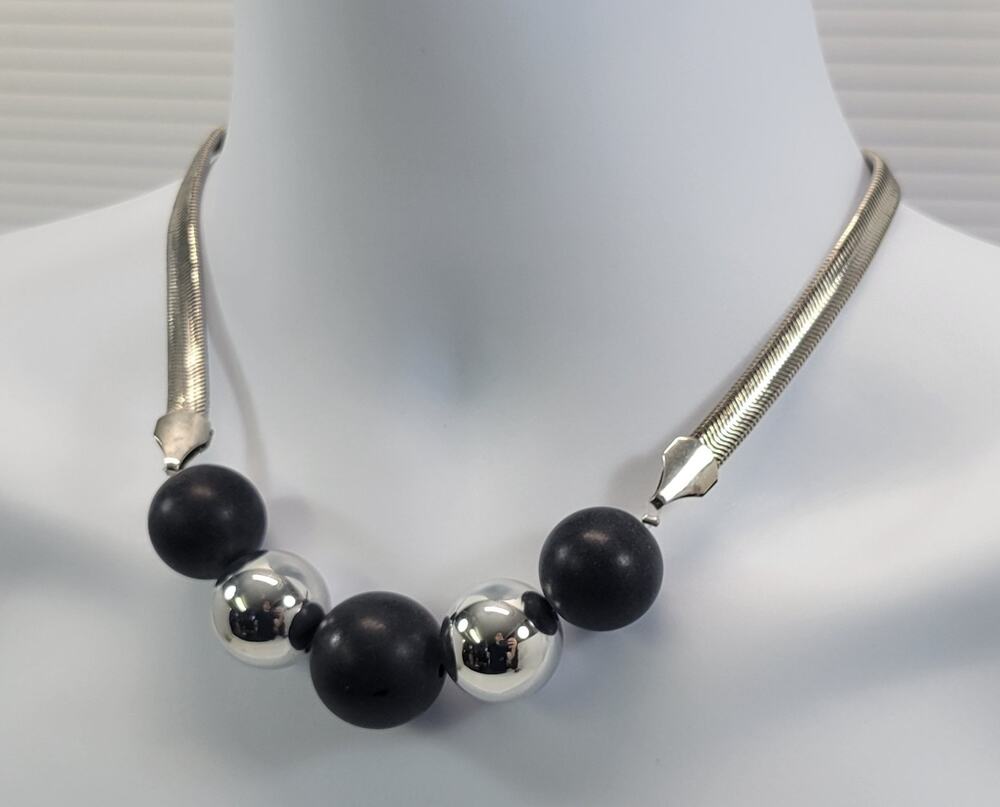 e5) Flame Silvertone Silver Black Beaded Costume Jewelry Necklace